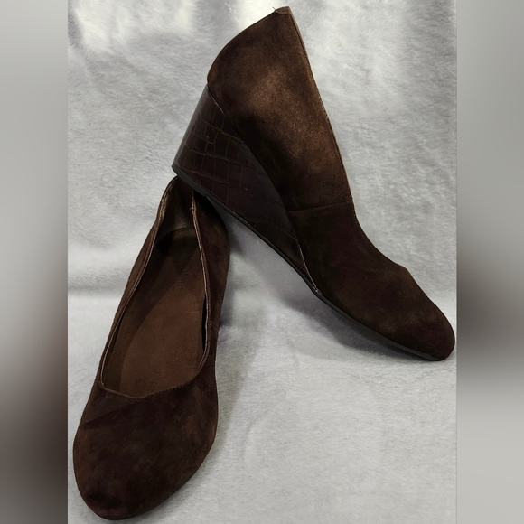 Vionic Antonia womens wedge heels chocolate brown suede size 9.5